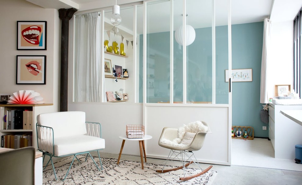 Ejemplo de salón cerrado nórdico de tamaño medio sin chimenea y televisor con paredes blancas y suelo de cemento