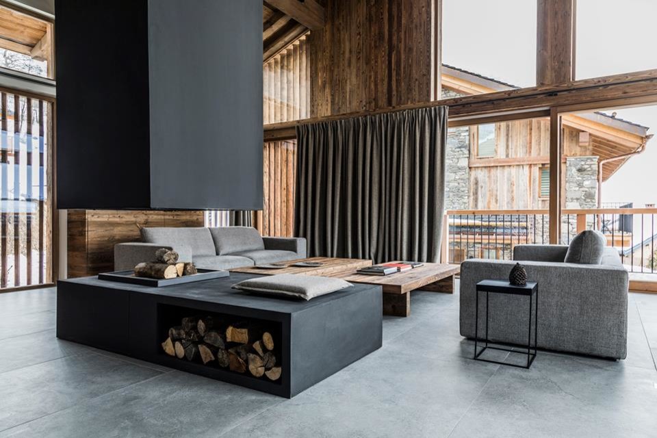 Ispirazione per un soggiorno stile rurale con stufa a legna e cornice del camino in metallo