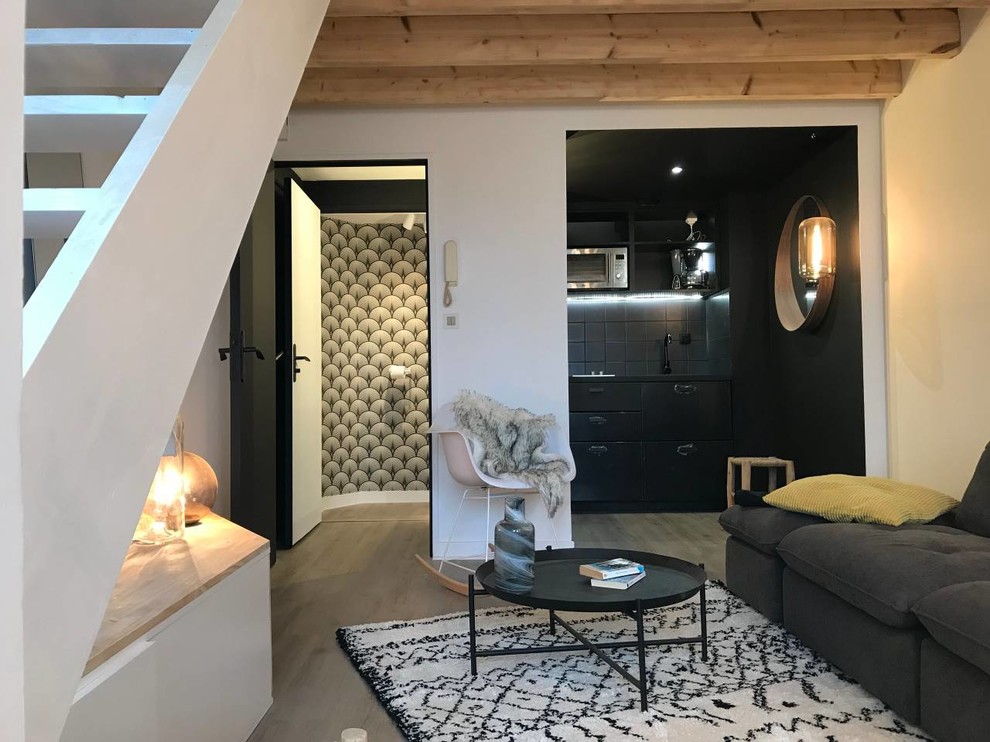 Kleines Modernes Wohnzimmer im Loft-Stil mit weißer Wandfarbe und grauem Boden in Sonstige