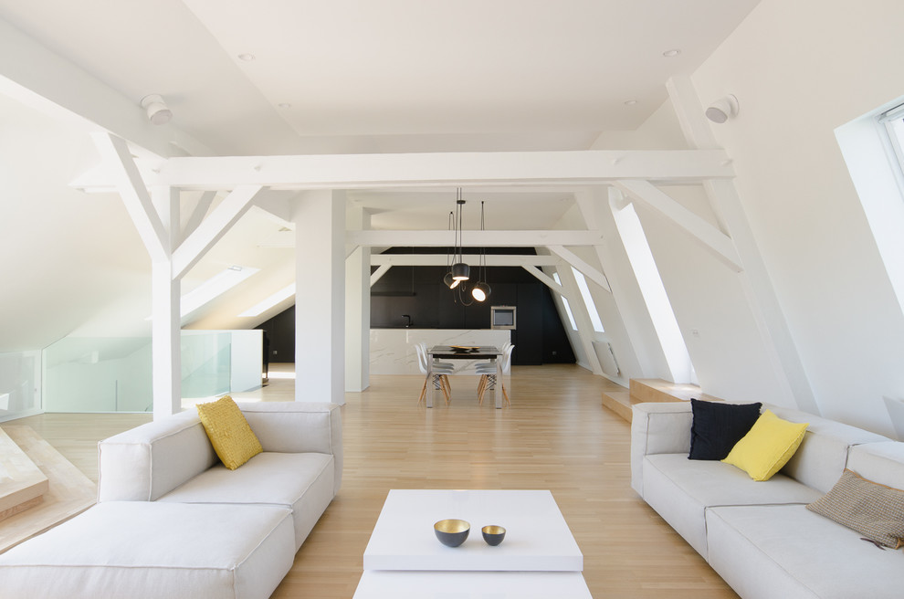 Источник вдохновения для домашнего уюта: двухуровневая гостиная комната в скандинавском стиле с белыми стенами и светлым паркетным полом