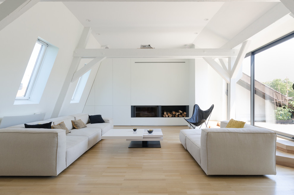 Diseño de salón escandinavo sin chimenea y televisor con paredes blancas y suelo de madera clara