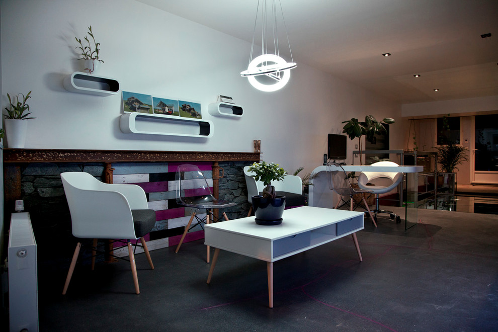 This is an example of an industrial living room in Grenoble.
