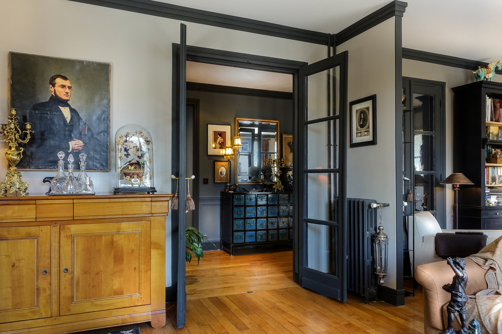 Идея дизайна: гостиная комната в стиле неоклассика (современная классика) с коричневыми стенами и светлым паркетным полом