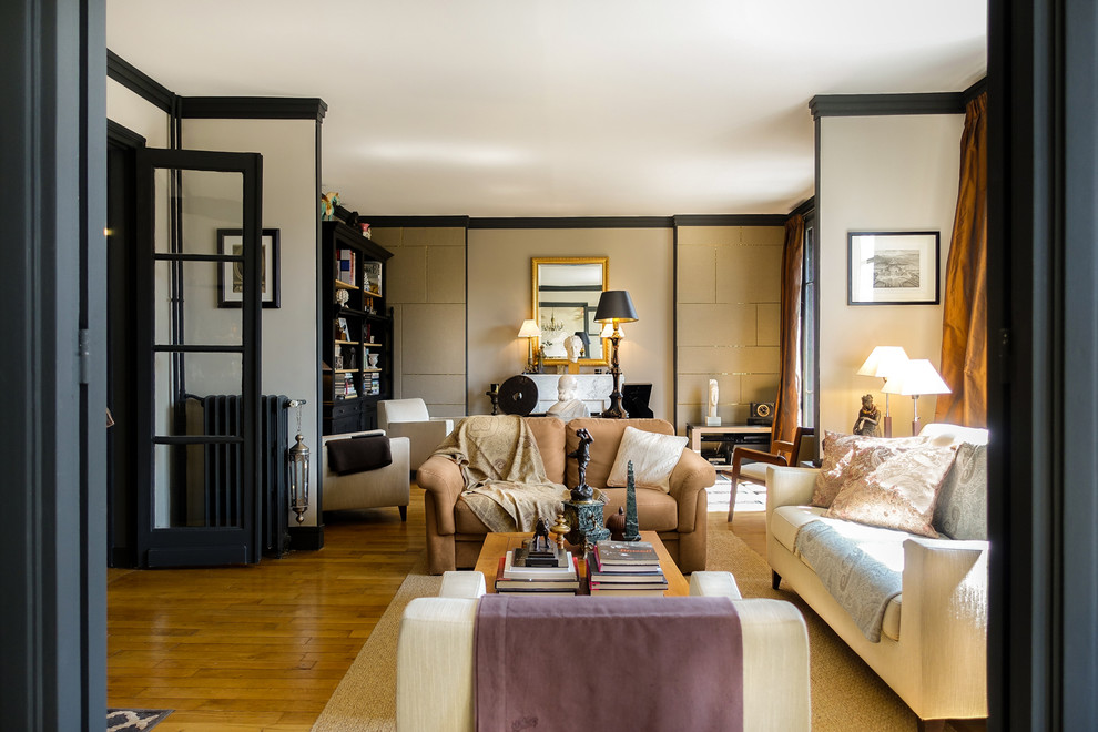 Источник вдохновения для домашнего уюта: гостиная комната в стиле неоклассика (современная классика) с бежевыми стенами, светлым паркетным полом, стандартным камином и фасадом камина из камня