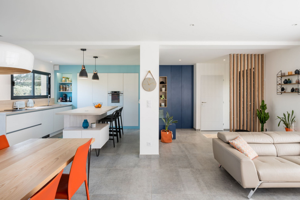 C'est une maison bleue à la décoration originale et pétillante à