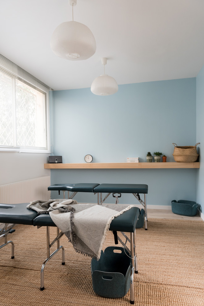 Exempel på ett mellanstort nordiskt separat vardagsrum, med blå väggar, tatamigolv och beiget golv