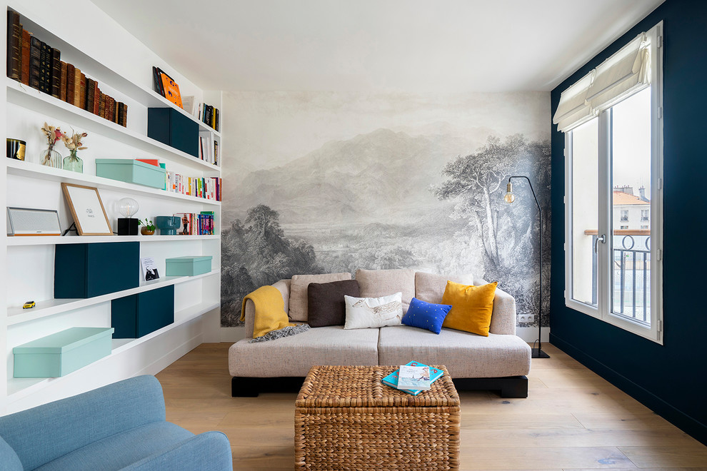 Esempio di un soggiorno minimal di medie dimensioni e aperto con pareti blu, nessun camino, nessuna TV, pavimento marrone e pavimento in legno massello medio