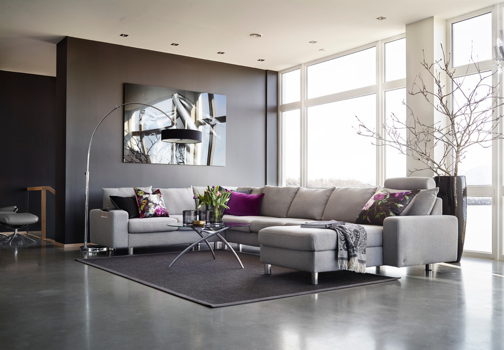 Offenes, Mittelgroßes, Fernseherloses Modernes Wohnzimmer ohne Kamin mit schwarzer Wandfarbe und Betonboden in Grenoble