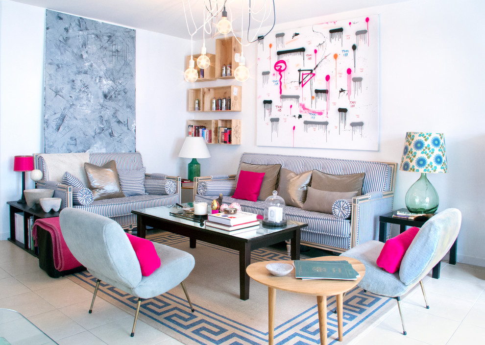 Repräsentatives, Abgetrenntes, Mittelgroßes, Fernseherloses Eklektisches Wohnzimmer ohne Kamin mit weißer Wandfarbe und Travertin in Paris