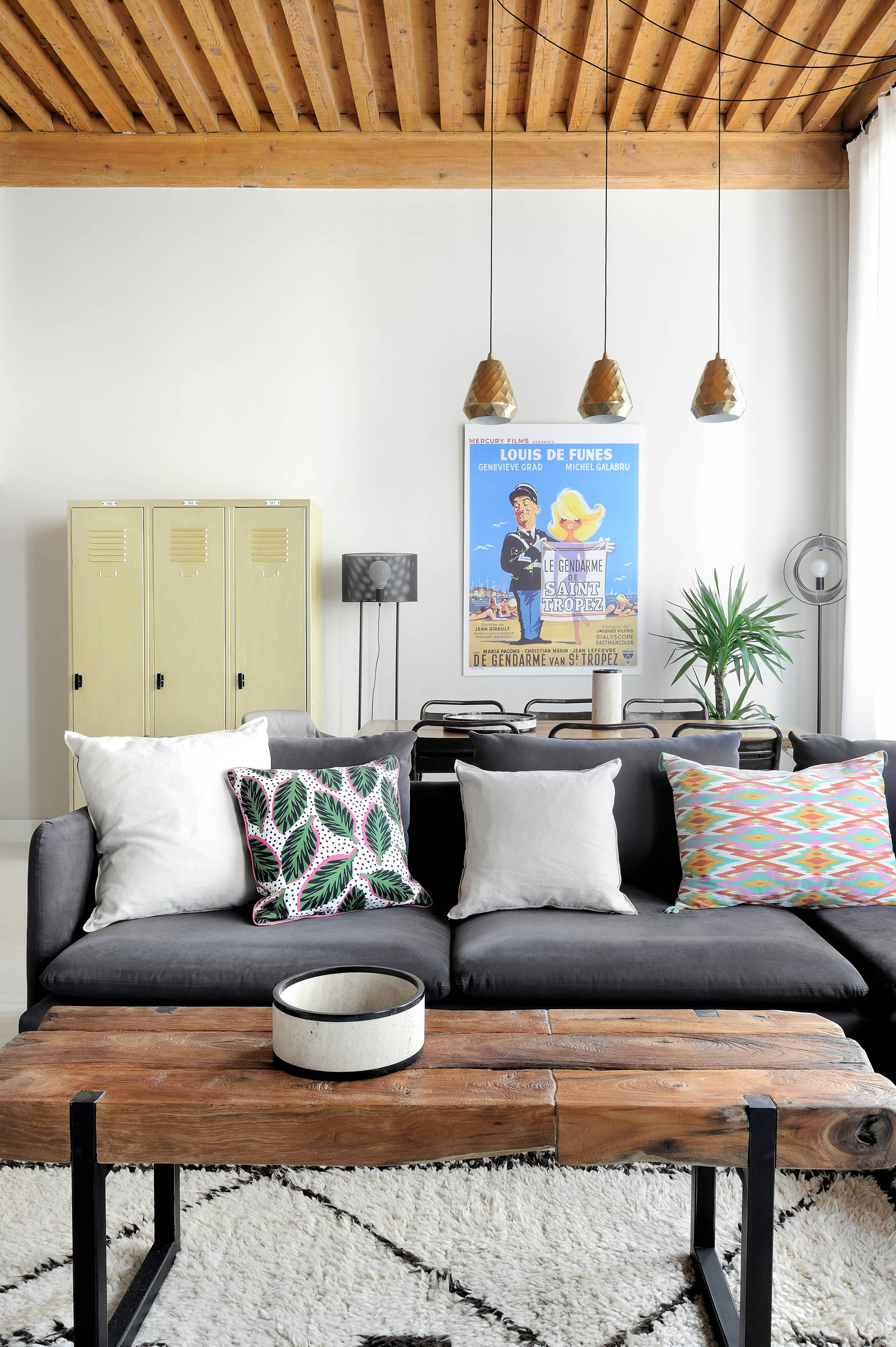 Graues Sofa dekorieren: 7 coole Styling-Ideen