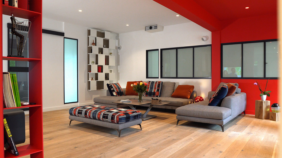 Foto di un grande soggiorno moderno aperto con pareti nere, parquet chiaro, nessun camino, TV a parete e pavimento grigio