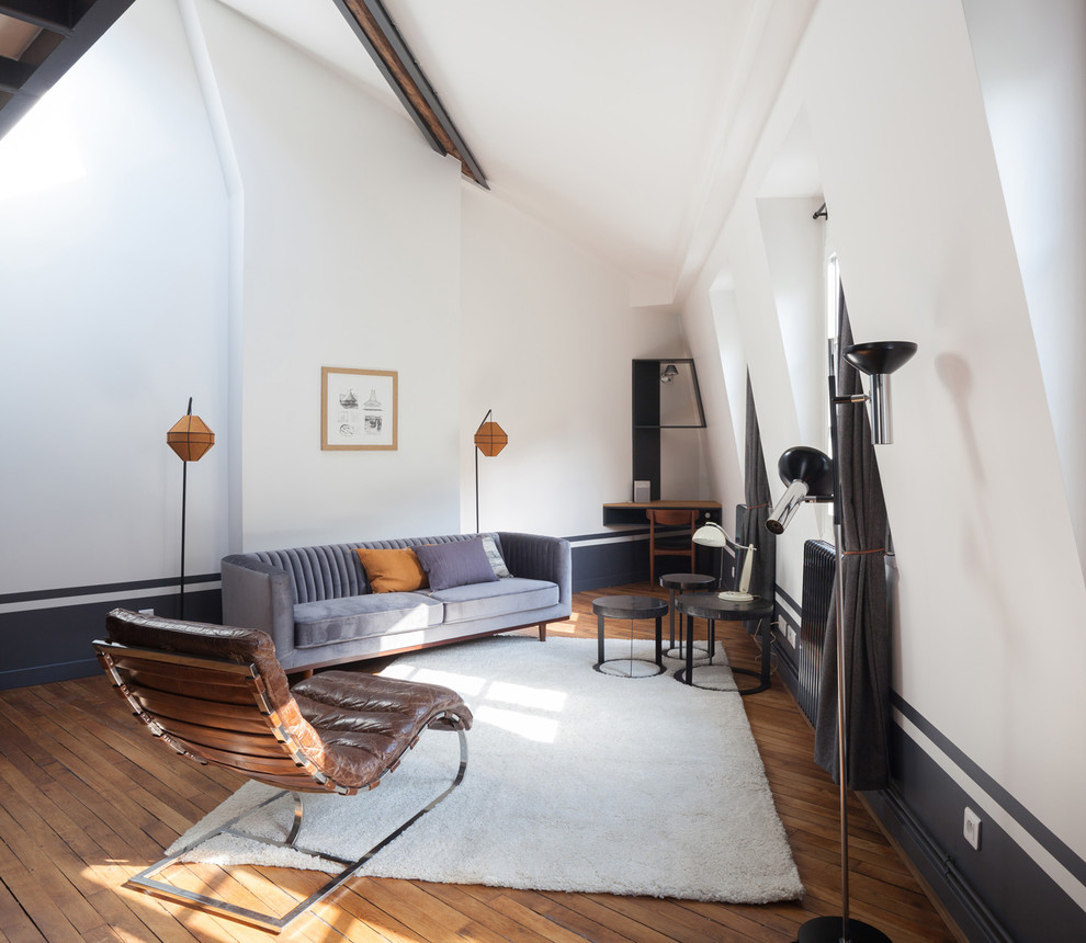 Inspiration för ett mellanstort minimalistiskt loftrum, med mellanmörkt trägolv och blå väggar