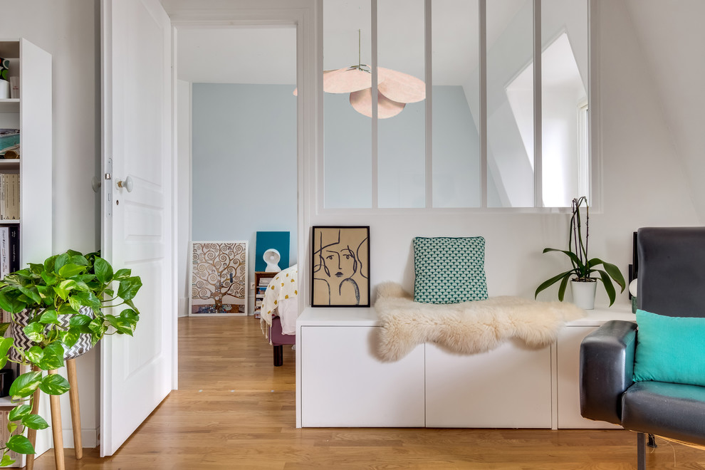 Idées déco pour un salon scandinave de taille moyenne et ouvert avec un mur blanc, parquet clair, un téléviseur indépendant et un sol beige.