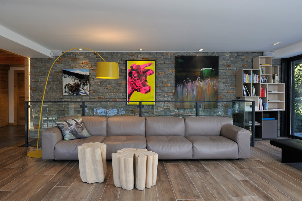 リヨンにある高級な広いエクレクティックスタイルのおしゃれなリビング (グレーの壁、セラミックタイルの床、暖炉なし、テレビなし) の写真