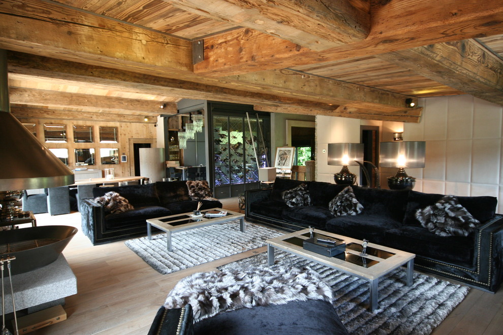 Mountain style living room photo in Lyon