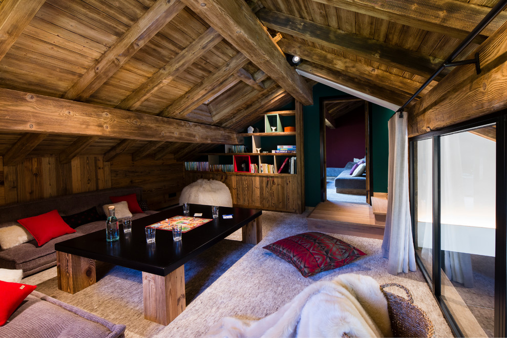 This is an example of a rustic living room in Lyon.