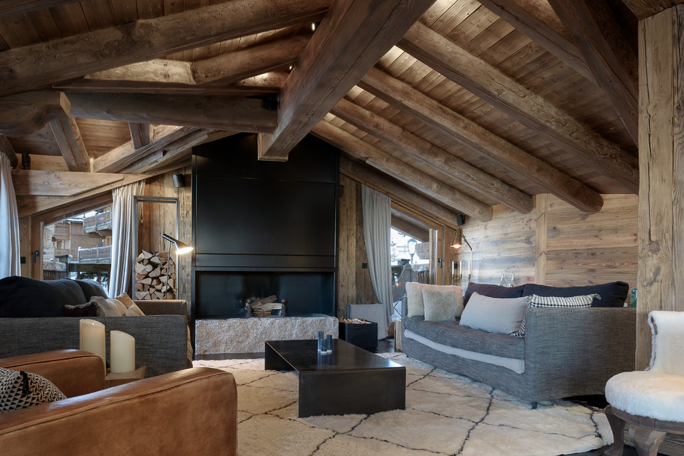 Exemple d'un salon montagne avec un manteau de cheminée en métal, une salle de réception, un mur marron et une cheminée standard.