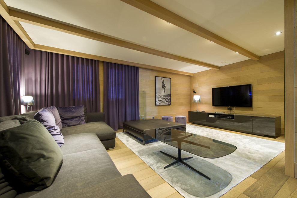 Esempio di un soggiorno design di medie dimensioni con parquet chiaro e TV a parete