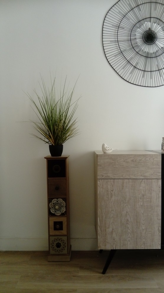 Ejemplo de salón cerrado minimalista pequeño sin chimenea con paredes beige, suelo laminado, televisor independiente y suelo marrón