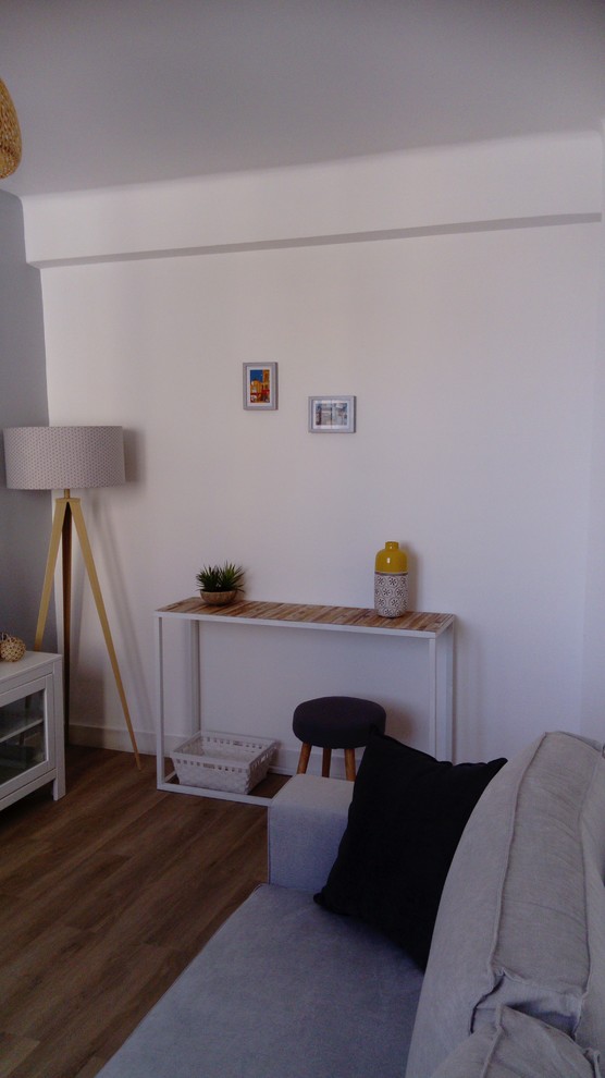 Идея дизайна: маленькая изолированная гостиная комната в скандинавском стиле с серыми стенами, полом из ламината, отдельно стоящим телевизором и бежевым полом без камина для на участке и в саду