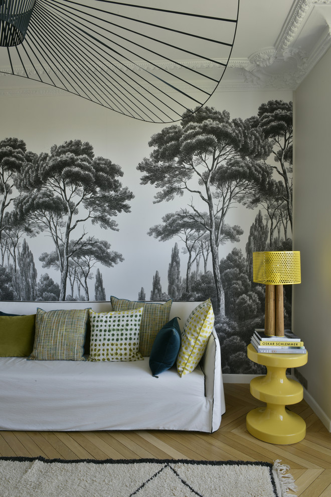 Ispirazione per un grande soggiorno classico chiuso con pareti bianche, parquet chiaro e pavimento marrone