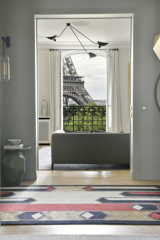 Immagine di un grande soggiorno classico chiuso con pareti bianche, parquet chiaro, TV nascosta e pavimento marrone