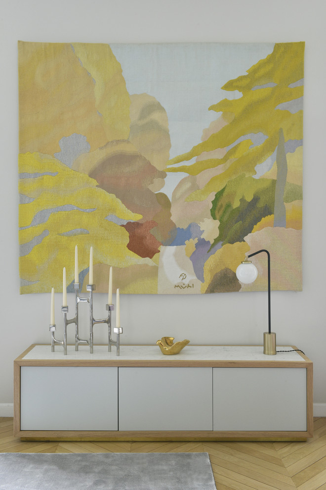 Immagine di un grande soggiorno classico chiuso con pareti bianche, parquet chiaro e pavimento marrone