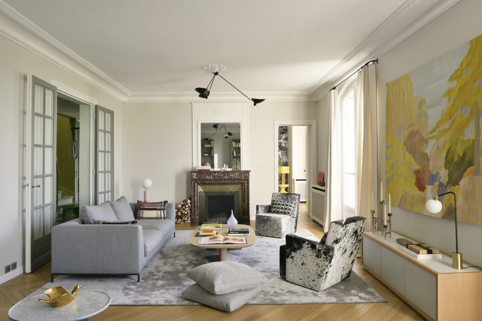 Idee per un grande soggiorno design chiuso con parquet chiaro, pareti beige, camino classico e pavimento beige