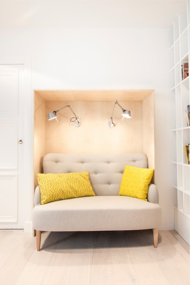 Свежая идея для дизайна: гостиная комната в скандинавском стиле с с книжными шкафами и полками - отличное фото интерьера