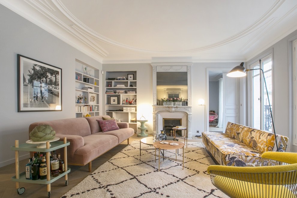 Nordisches Wohnzimmer mit grauer Wandfarbe, Kamin und beigem Boden in Paris