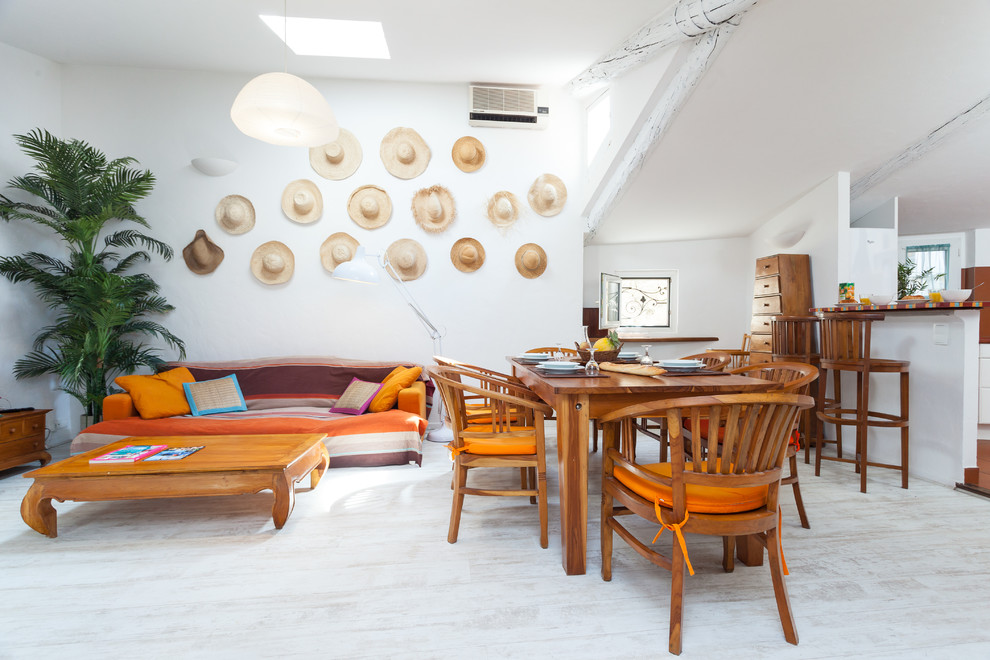 Offenes, Fernseherloses Wohnzimmer ohne Kamin mit weißer Wandfarbe und gebeiztem Holzboden in Nizza