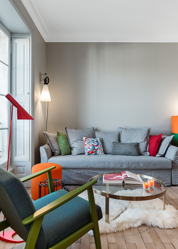 Стильный дизайн: гостиная комната:: освещение в современном стиле с серыми стенами, светлым паркетным полом и бежевым полом - последний тренд