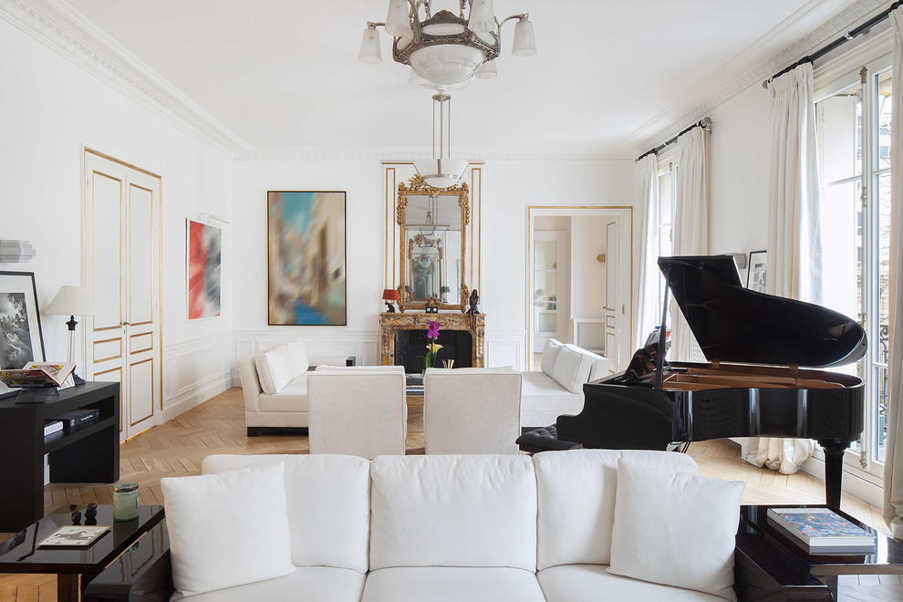 Großes, Repräsentatives, Offenes Klassisches Wohnzimmer mit weißer Wandfarbe, hellem Holzboden, Kamin und Kaminumrandung aus Stein in Paris