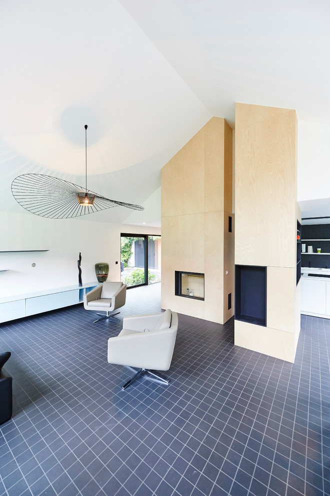 Источник вдохновения для домашнего уюта: открытая гостиная комната среднего размера в стиле модернизм с полом из керамической плитки, стандартным камином, фасадом камина из дерева и белыми стенами без телевизора