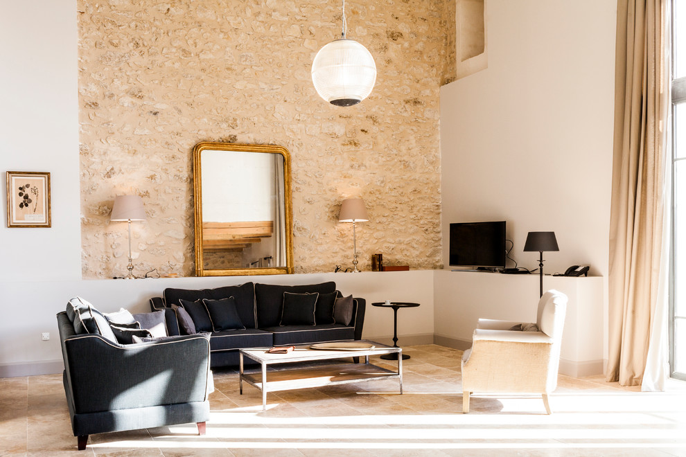 Repräsentatives, Offenes Country Wohnzimmer mit bunten Wänden, freistehendem TV und beigem Boden in Montpellier