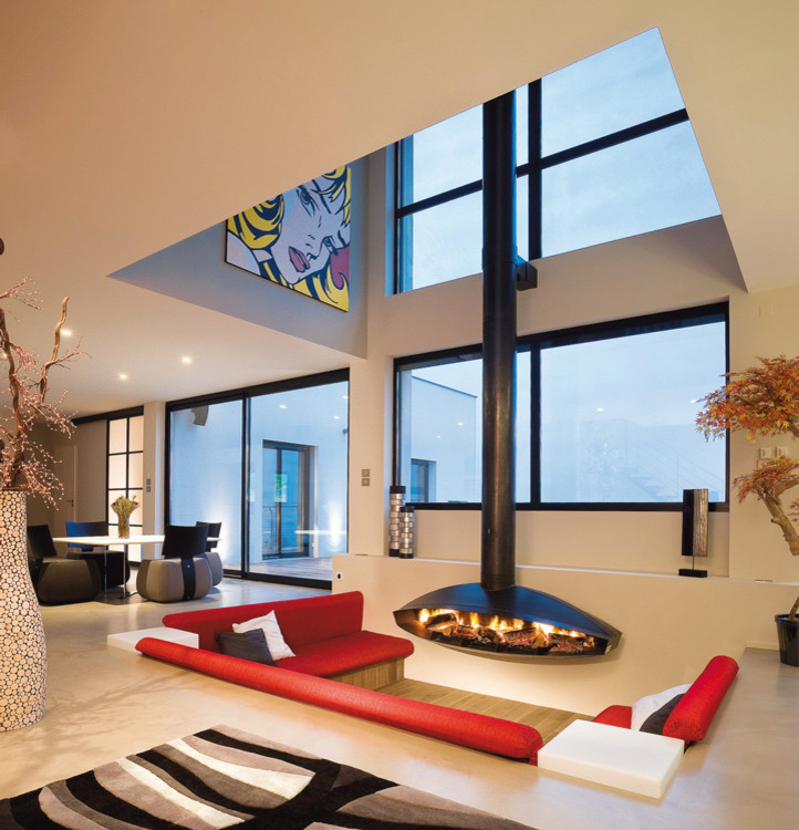 Свежая идея для дизайна: гостиная комната в современном стиле с подвесным камином и фасадом камина из металла - отличное фото интерьера