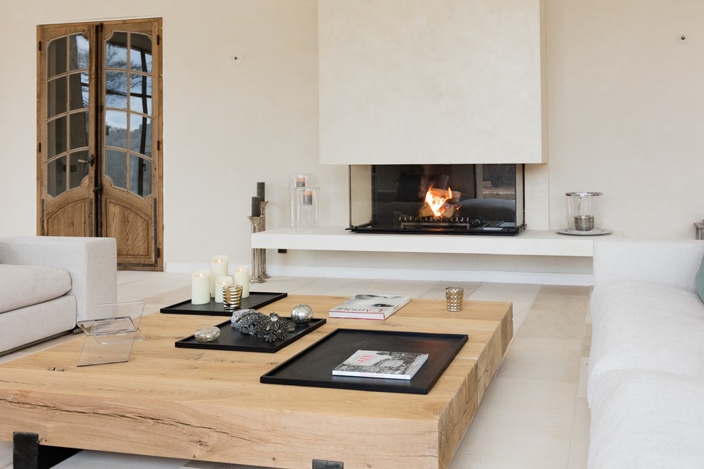 マルセイユにある高級な広いコンテンポラリースタイルのおしゃれなリビング (白い壁、標準型暖炉、漆喰の暖炉まわり、テレビなし) の写真