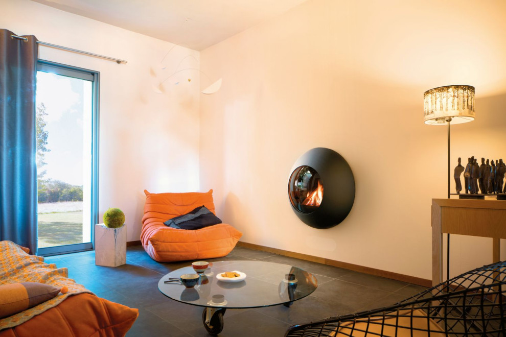 Immagine di un soggiorno minimalista con cornice del camino in metallo