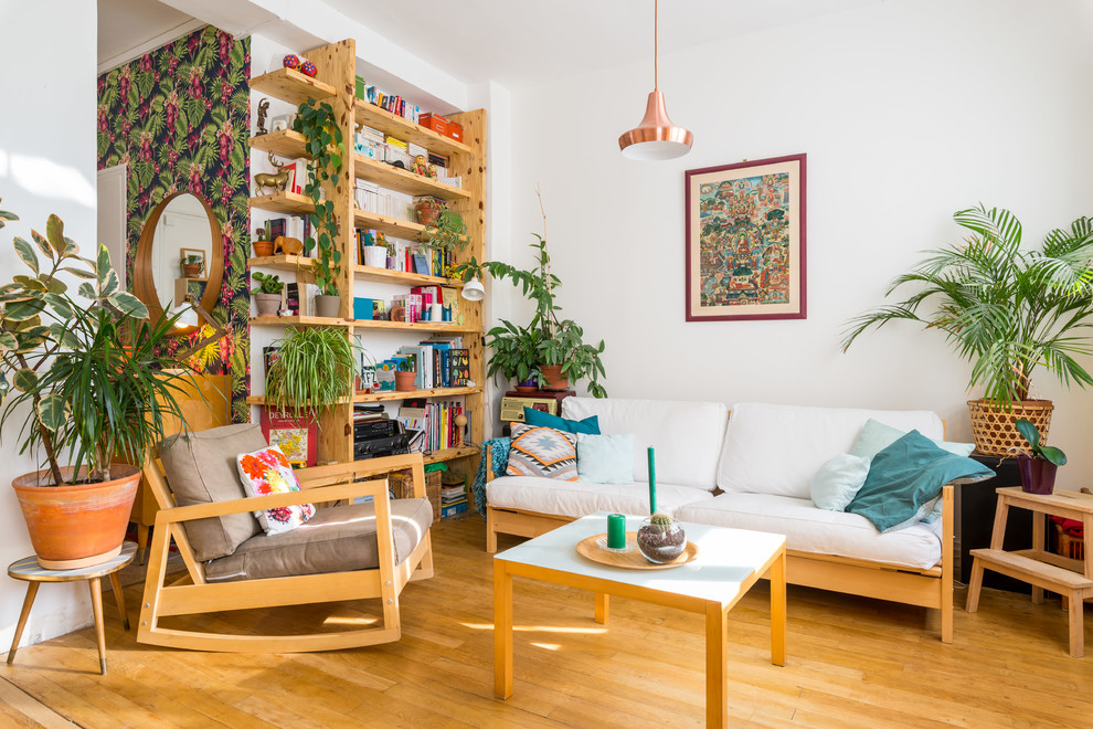 Foto di un soggiorno moderno con pareti bianche e pavimento in legno massello medio