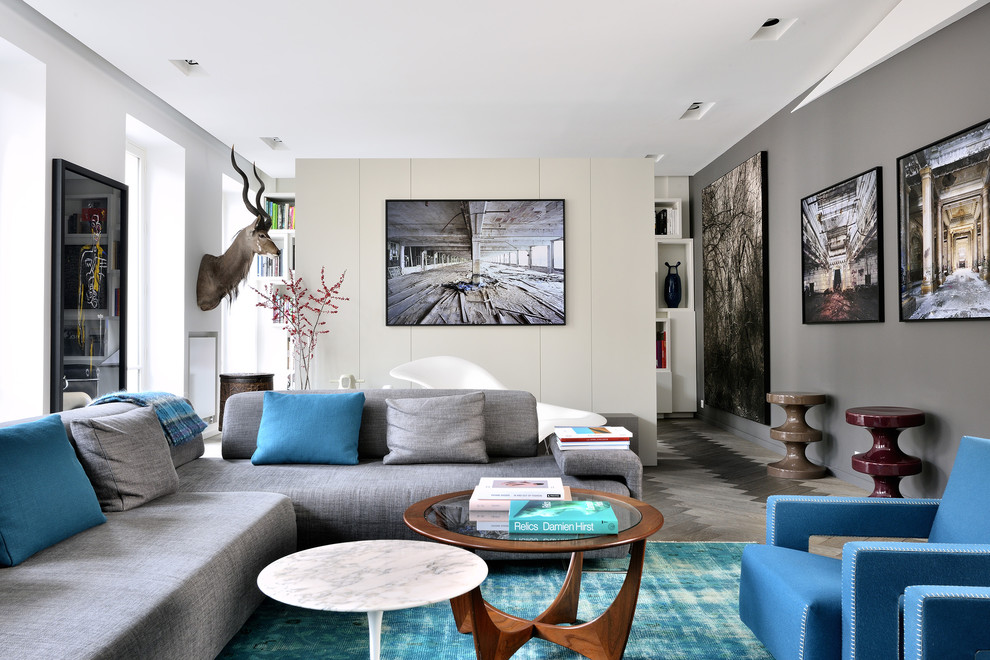 Idee per un soggiorno design di medie dimensioni con pareti grigie e parquet scuro