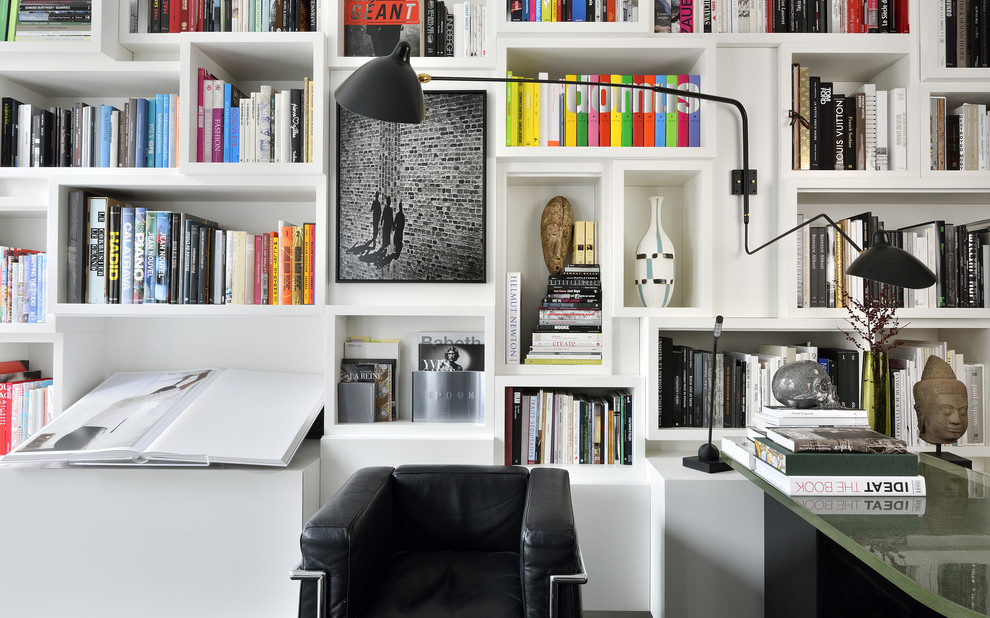 Inspiration för mellanstora moderna separata vardagsrum, med ett bibliotek och vita väggar