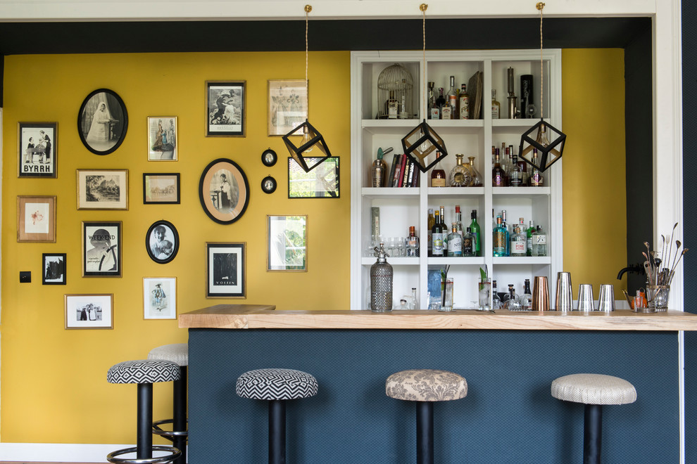 Idée de décoration pour un bar de salon bohème de taille moyenne avec parquet clair et un sol beige.