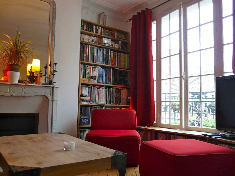 Transitional living room photo in Paris