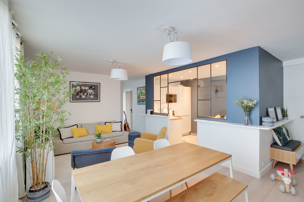 Свежая идея для дизайна: открытая гостиная комната среднего размера в скандинавском стиле с синими стенами - отличное фото интерьера
