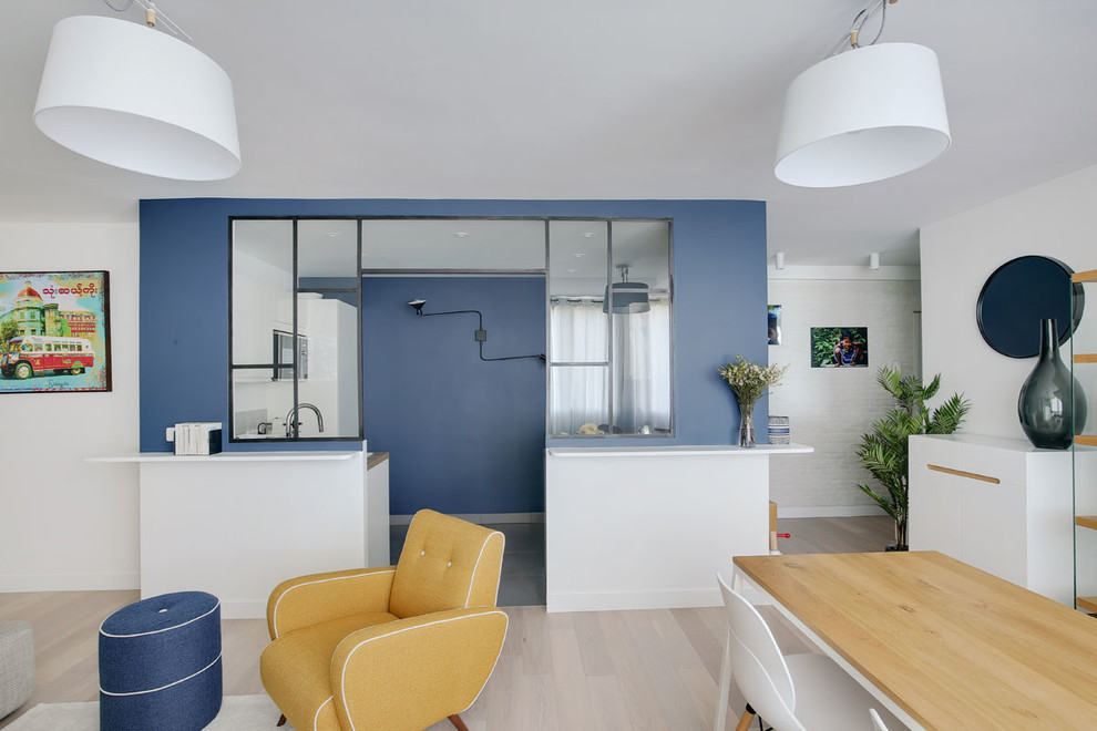 Cette photo montre un salon scandinave de taille moyenne et ouvert avec un mur bleu.