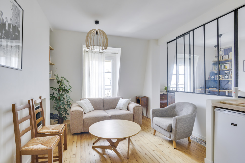 Abgetrenntes Klassisches Wohnzimmer mit weißer Wandfarbe, hellem Holzboden und beigem Boden in Paris