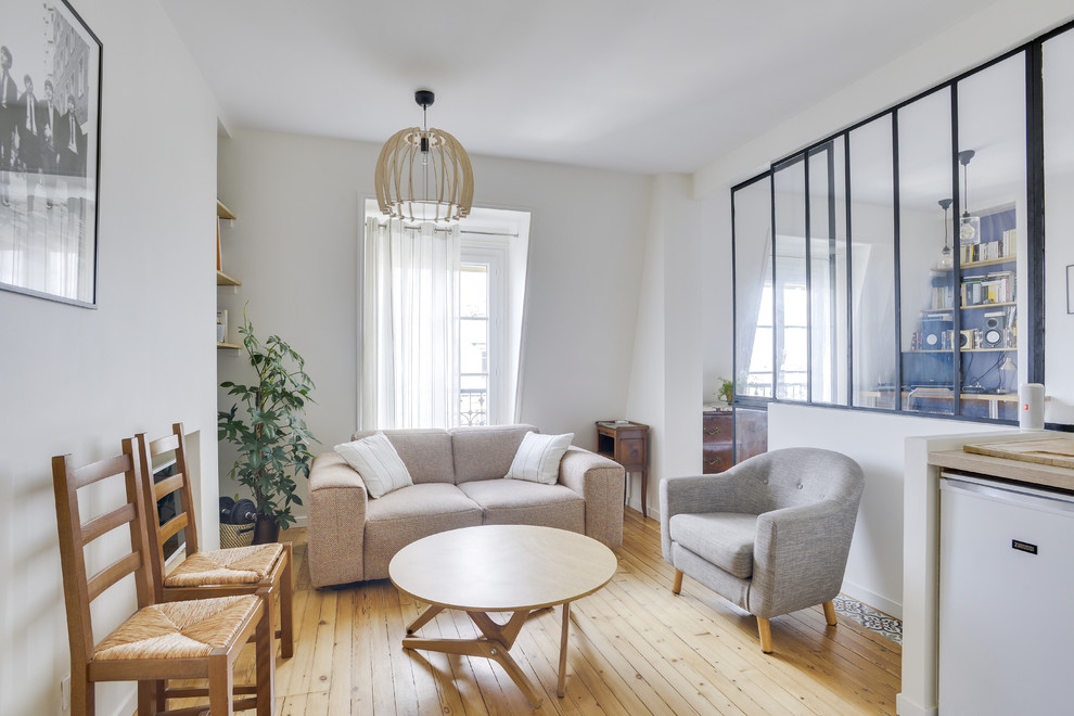 Exemple d'un salon chic fermé avec un mur blanc, parquet clair et un sol beige.