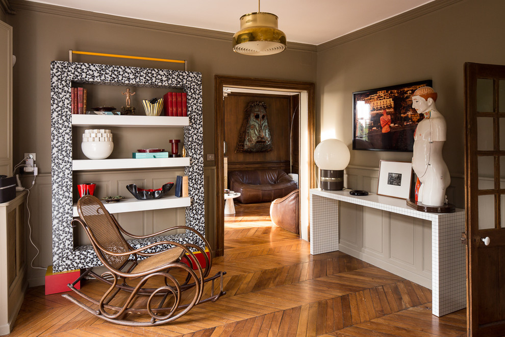 Стильный дизайн: парадная, изолированная гостиная комната среднего размера в стиле неоклассика (современная классика) с коричневыми стенами и паркетным полом среднего тона без камина, телевизора - последний тренд