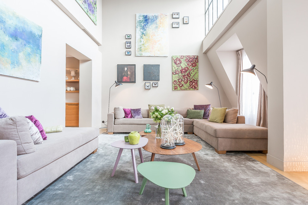 Großes, Abgetrenntes, Repräsentatives, Fernseherloses Klassisches Wohnzimmer ohne Kamin mit weißer Wandfarbe in Paris