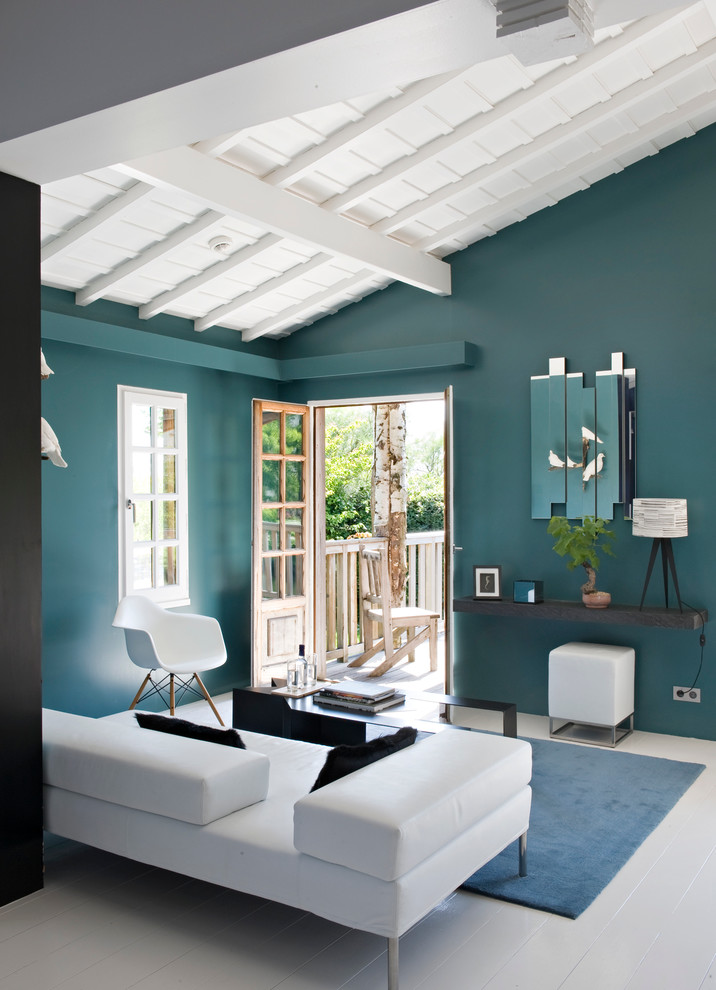 Cette image montre un salon traditionnel avec un mur bleu.